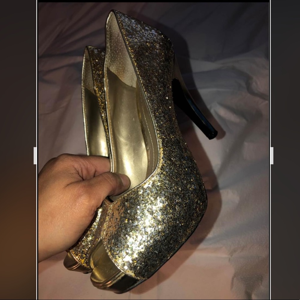 Nine West gold pump